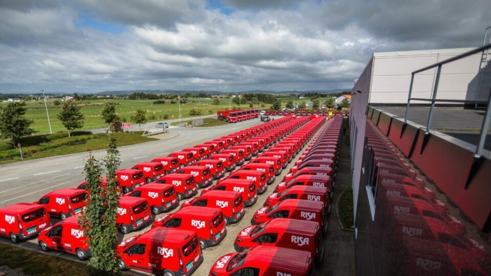 123 Ford varebiler med 6 Volvo-lastebiler i bakgrunnen.