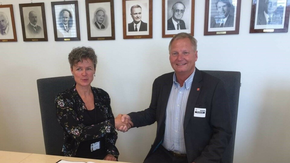 Kontraktsignering ved etatsdirektør Anna Maria Aursund fra Vann- og avløpsetaten og adm. direktør Dag Andresen i Veidekke Entreprenør.