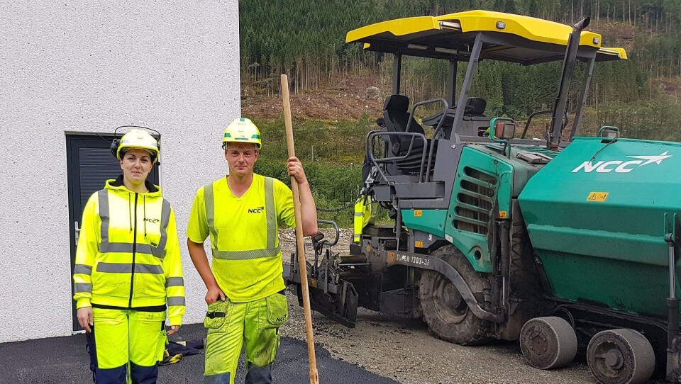 Første dag i ny jobb: Heidi Fredriksen sammen med arbeidsformann Robert Meland, som også er hennes fadder under læretiden i NCC.