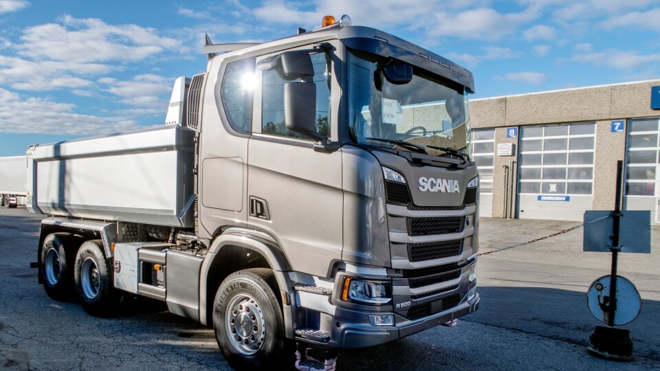 LAVT TAKT: Slik ser den nye Scania Next Generation anleggsbilen ut. Det står nå flere ferdige biler i Norge. Det nederste stigtrinnet hengslet.