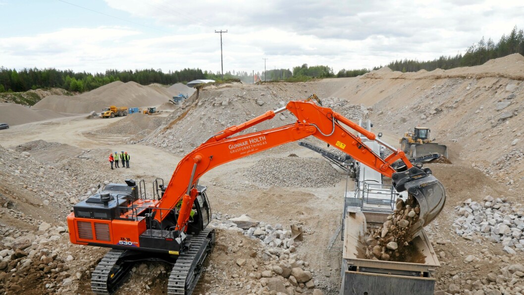Nasta har levert den første Hitachi ZX530-6 i Norge til Gunnar Holth Grusforretning AS. Maskinen går på asfaltverket til Lemminkäinen utenfor Elverum. Nasta har levert den første Hitachi ZX530-6 i Norge til Gunnar Holth Grusforretning AS. Maskinen går på asfaltverket til Lemminkäinen utenfor Elverum.