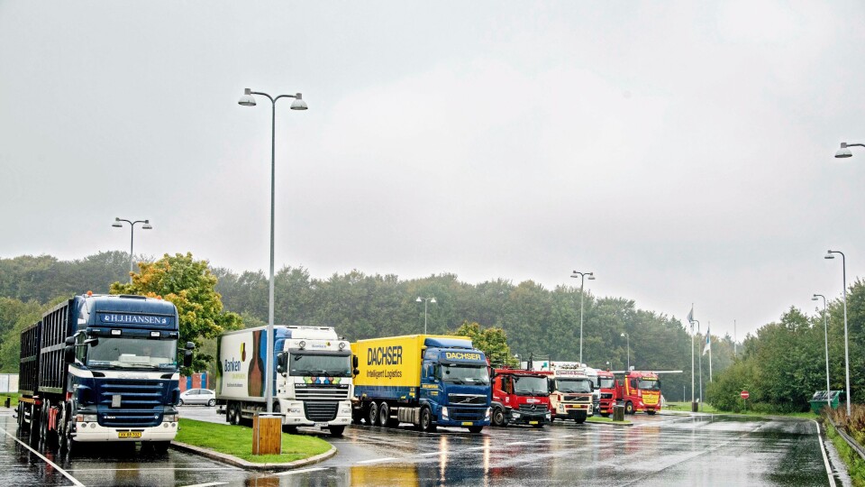 Lastebiler på en dansk rasteplass. Kanskje venter de på oppdrag? Kanskje kunne de allerede ha fått det gjennom Wuxus? Lastebiler på en dansk rasteplass. Kanskje venter de på oppdrag? Kanskje kunne de allerede ha fått det gjennom Wuxus?