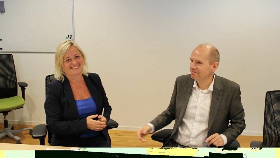 NY AVTALE: Direktør Hilde Nordskogen fra Rambøll og Gorm Frimannslund, administrerende direktør i Bane NOR  signere den nye rammeavtalen.