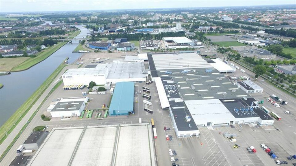 STRØM: Takene har på Scania fabrikken i Zwolle i Nederland skal få det som blir landets største solcelleanlegg.