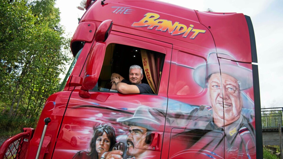 Gjermund Haugoms bil ”The Bandit” er et blikkfang når han kommer kjørende med lakktema fra filmen Smokey and the bandit.
