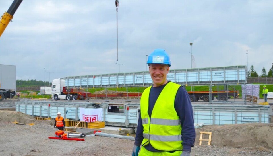 Torfinn Anderson, produktsjef hos Rodin & Co, ved de to 28 meter lange smøregravene ble heist på plass på den nye tomta.