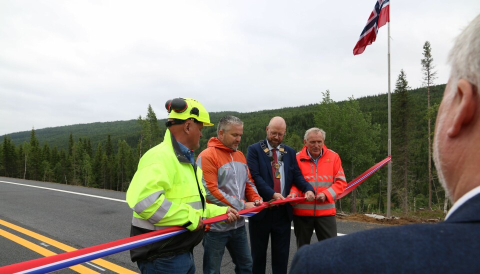 Statssekretær Tom Cato Karlsen klippet snoren og åpnet de to første delstrekningene av E6 Helgeland nord. Fra venstre: Adm. direktør Albert Kristian Hæhre fra Hæhre Entreprenør AS, statssekretær Tom Cato Karlsen, Rana-ordfører Geir Waage og regionvegsjef Torbjørn Naimak.