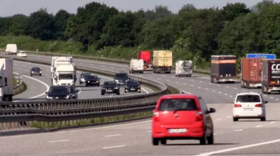 På tyske Autobahn er det viktig å gå ut av dørene på bilens høyre side ved nødstopp langs veien, på grunn av de høye hastighetene hos passerende kjøretøyer.