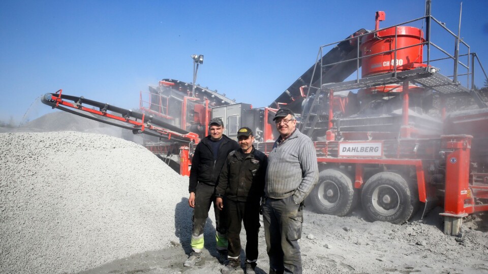 Jan Erik Dahl (t.v.) driver knusevirksomheten til daglig. Gunnar Dahl (f.h.) og Odd Berget har konsentrert seg om byggingen av knuseverket.