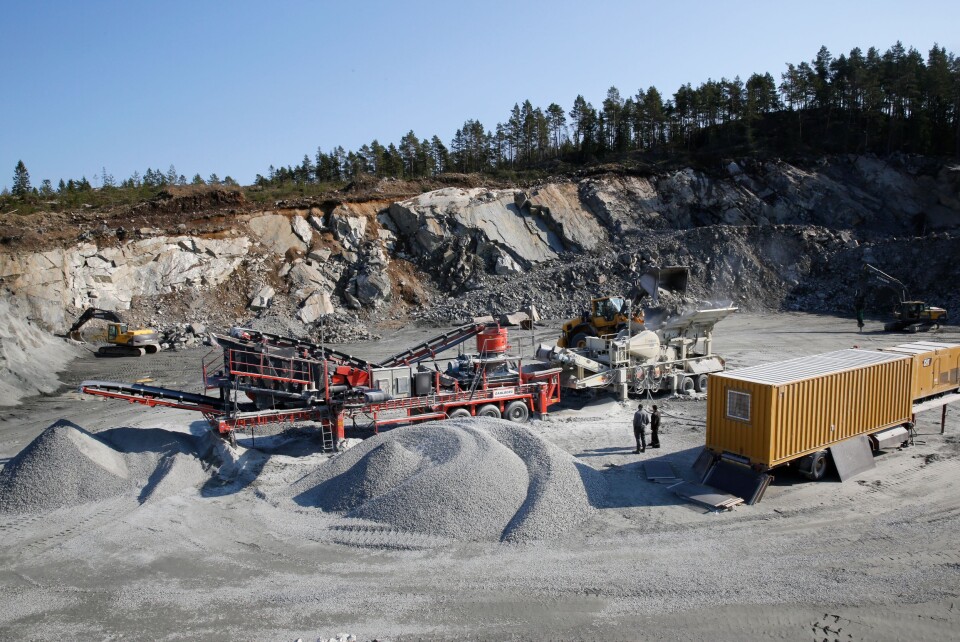 Det hjemmebygde finknuseverket til venstre har gått som en klokke, med unntak av en transportbåndløsning som måtte bygges om, siden oppstart sist august. Jan Erik Dahl tipper et lass i materen til grovknuseren (Metso) som er plassert bak finknuseren. Han kan forøvrig stoppe knuserne med en knapp i sin Volvo L180G-hjullaster. Til høyre er den mobile brakkeriggen i kombinasjon med et Cat-aggregatet.