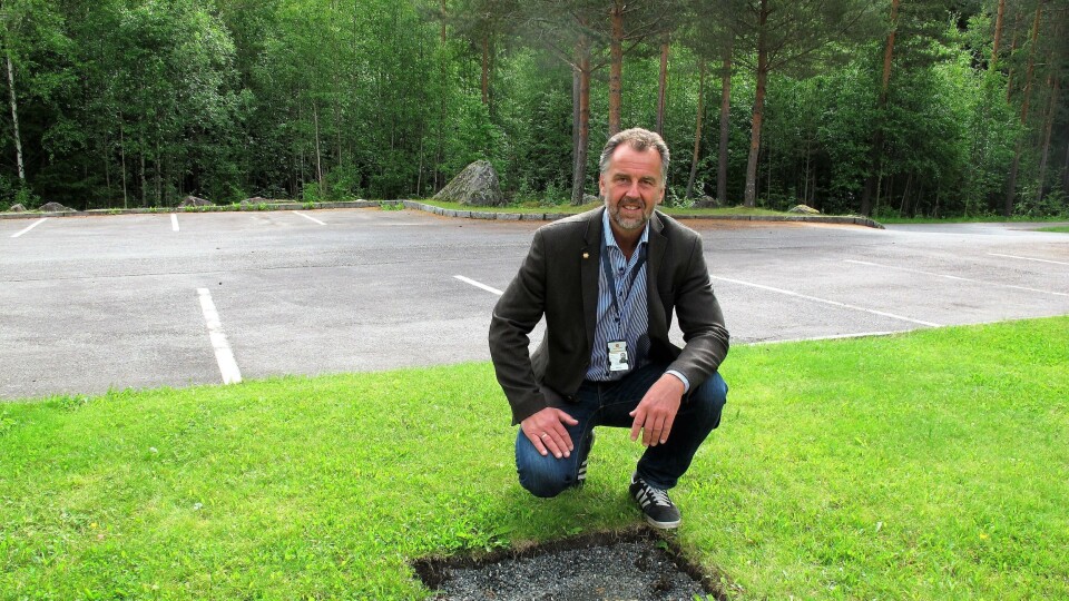 Museumsdirektør Geir Atle Stormbringer ved det første spadestikket til nytt museumsbygg. Det ble tatt av samferdselsminister Ketil Solvik Olsen tidligere.