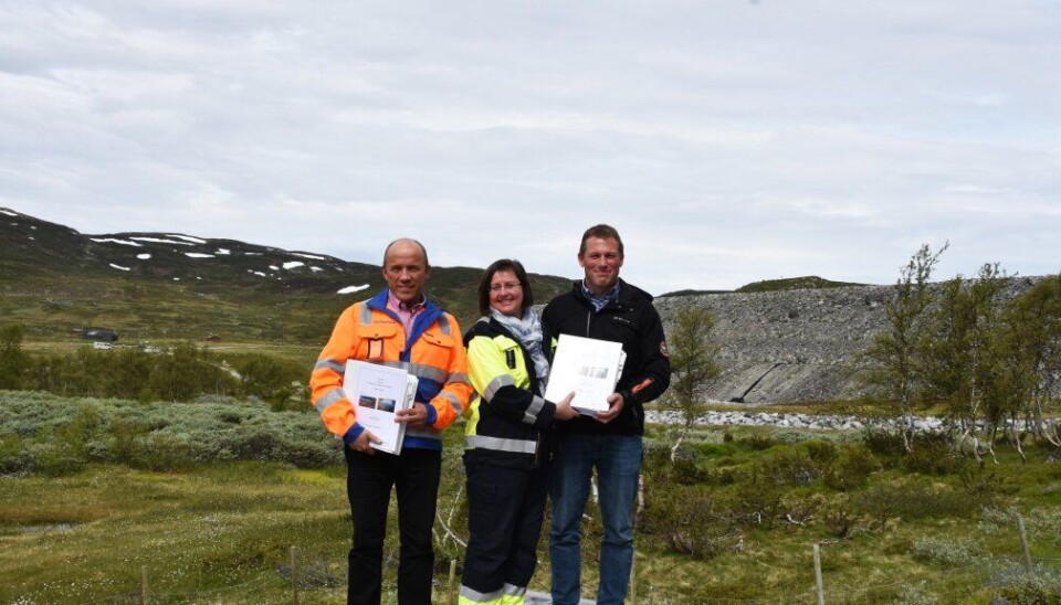 Bilde fra kontraktsigneringen som skjedde ved Songa dam. Fra venstre: Oddmund Hansen (Skanska), Hilde Bakken (konserndirektør kraftporduksjon i Statkraft) og Eirik Spilling (TT Anlegg).