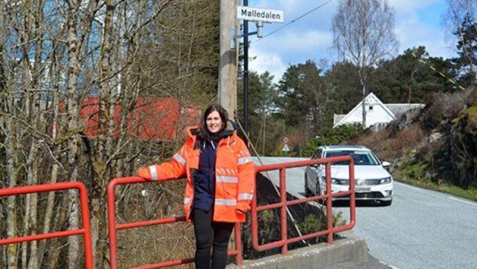 Cathrine Botnevik har vært byggeleder for delprosjektet fv. 563 Strømsnes–Hop i Askøypakken, og er nå ansatt som ny prosjektleder. Her på befaring til Mølledalen på det kommende Strømsnes-prosjektet.