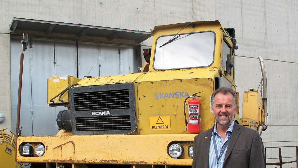 Museumsdirektør Geir Atle Stormbringer viser gjerne de mange maskinene som finnes på Norsk Vegmuseum.