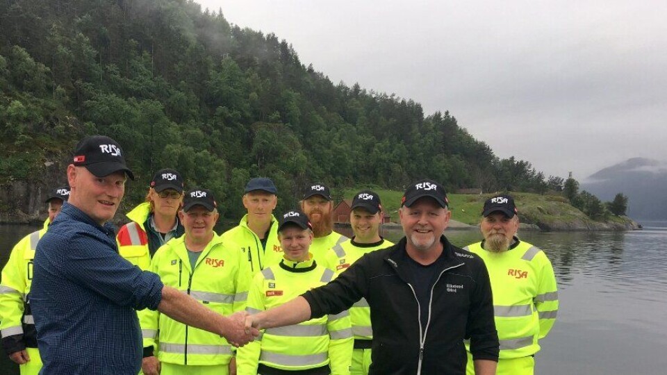 De ansatte ved Herabakka Maskin som er på vei inn i Risa. Til venstre daglig leder Sverre Herabakka, til høyre regionleder for energi i Risa, Gudmund Kvia.