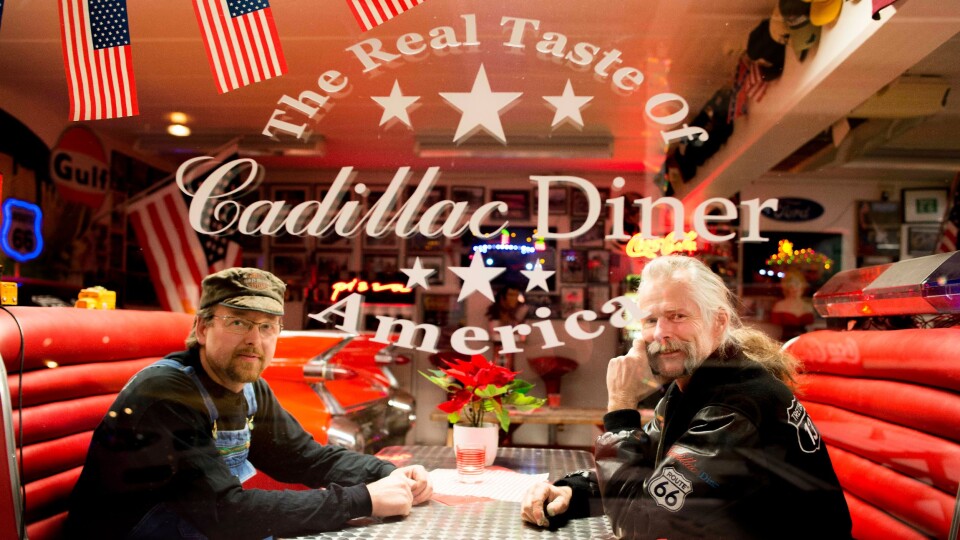 Det er stille i lokalene til Cadillac Diner på Tretten om vinteren. Arild Austgarden (t.v.) og Trond Bjerkestuen gleder seg til varmere tider og mer folk.
