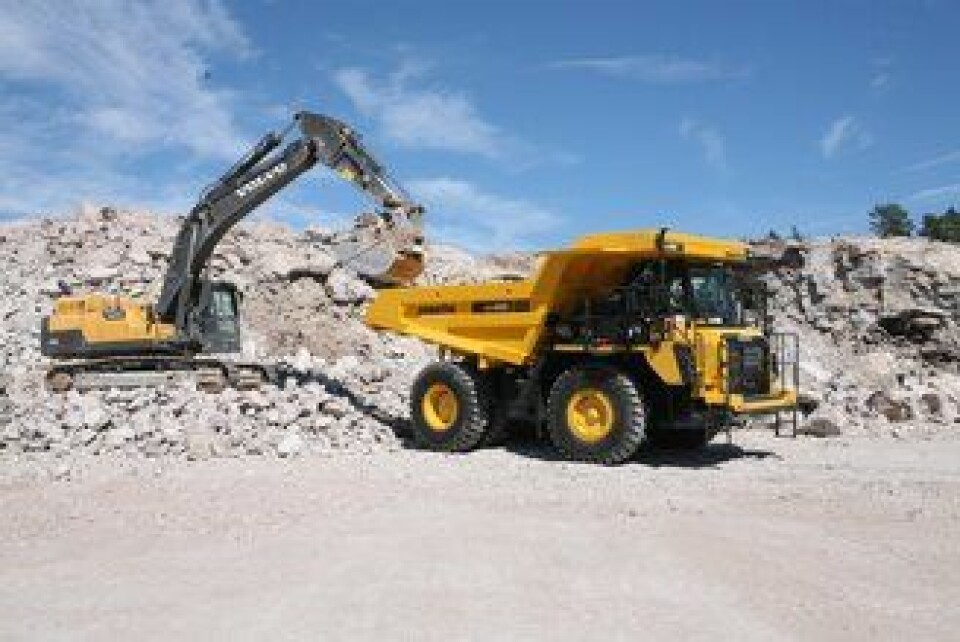 Komatsu HD405-8 er klar for den første skuffa fra 40-tonneren Volvo EC380DL.