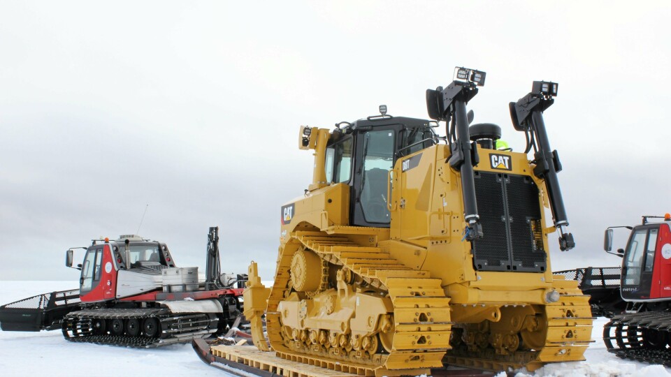 25 MIL: Cat-dozeren ble sledekjørt 25 mil fra iskanten inn til Troll-stasjonen. «Trekkhunden» er en Prinoth Everest beltemaskin som er levert av Owren AS på Vingrom.