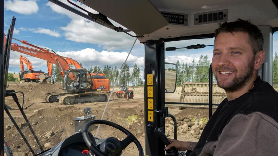 PRØVEKJØRTE: Roy Cato Carlsson prøvekjørte Hitachi hjullaster.