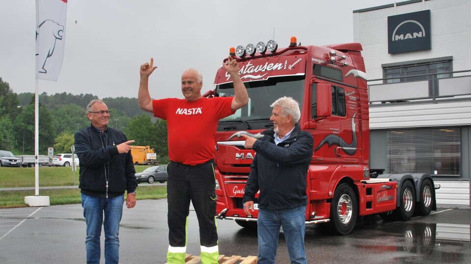 Hovedpersonene samlet på pallen foran den nye lastebilen. Sjåfør Gunnar Eftedal er flankert av daglig leder Ian Karl Gustavsen (t.v.) og MAN-selger John Hunsrød.
