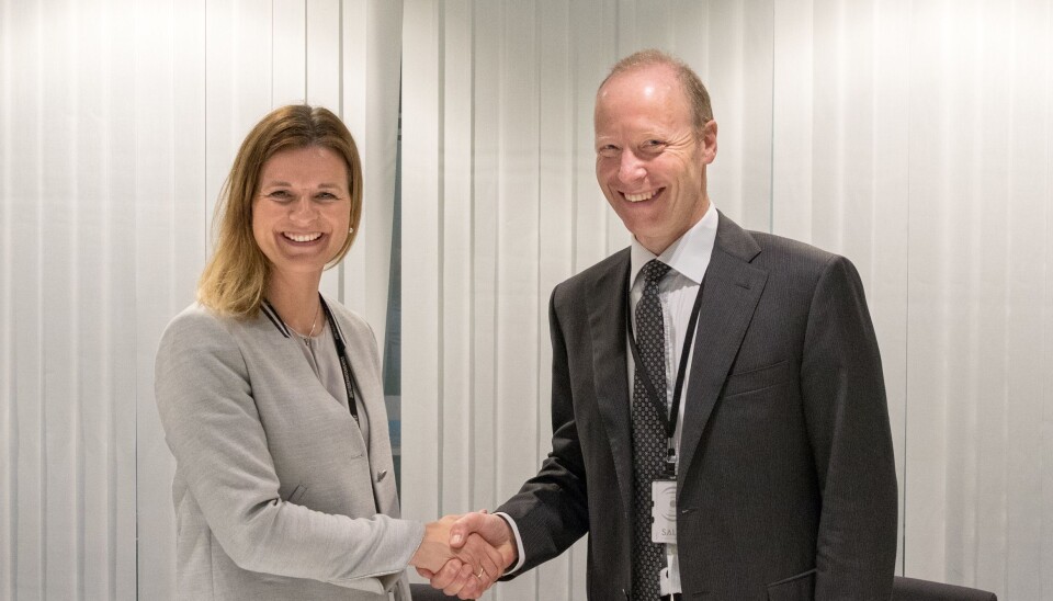 Konserndirektør Camilla Krogh i Skanska og ekspedisjonssjef Thor Arne Aass i Justis og Beredskapsdepartementet signerte kontrakten om Politiets Nasjonale Beredskapssenter.