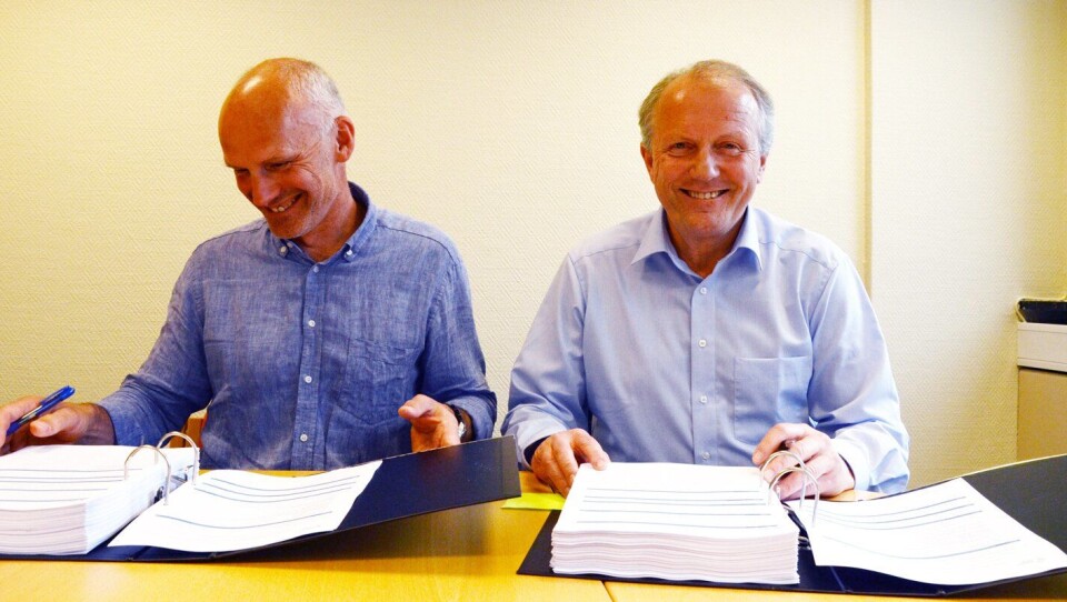 Kontraktssignering ved Geir Haveraaen (t.v.), leder Bymiljøetaten Bergen kommune og Ivar Roland, adm. direktør i Peab Anlegg.