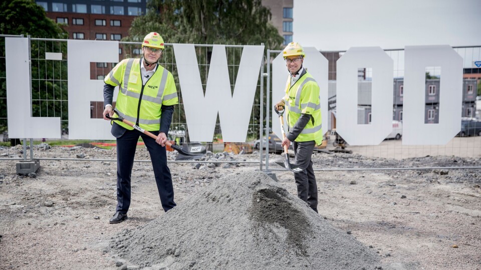 Are Strøm (t.v.) og Manne Aronsson tok første spadetak for NCCs Valle Wood.