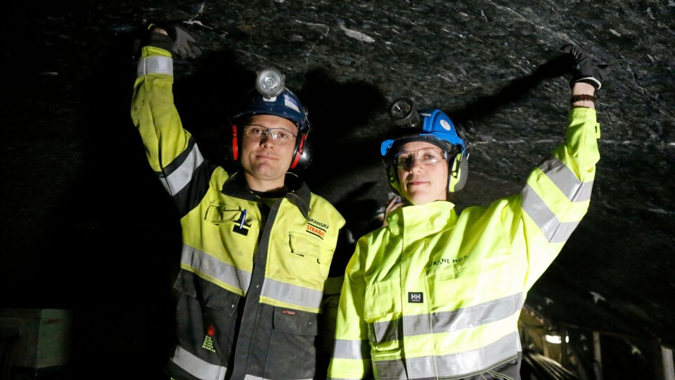 OMVISNING: Katrine S. Erstad fra Bane Nor og Torbjørn Tveit Bakkerud fra entreprenør Skanska Strabag JV sto for omvisningen på TBM-prosjektet gjennom Ulriken-fjellet.