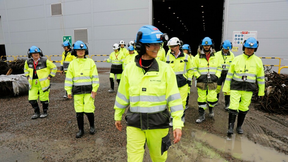 Anne Kathrine Kalager (nærmest kamera), prosjektleder tunnel TBM på Follobanen, viste de besøkende rundt på Follobanen-prosjektet.