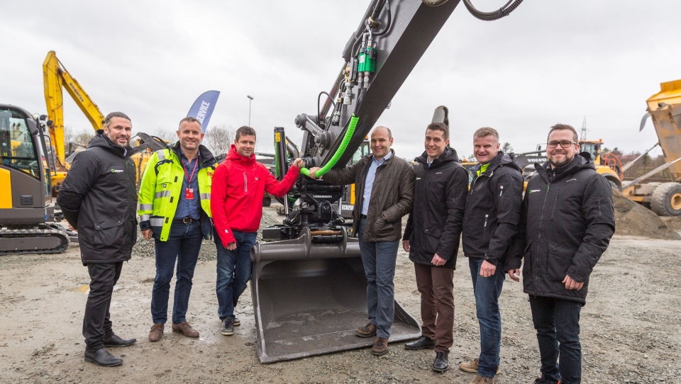 Personene på bildet er fra venstre: Peter Eriksson (Steelwrist), Bjørn Risa, Kjetil Friestad (Risa Service), David Kristianslund, Stian Brække (Steelwrist), Tor Anders Skjæveland (Volvo Maskin) og Johann Gudjonsson (Steelwrist).
