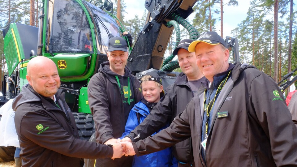 Storhandelen er signert. Fra venstre; daglig leder Bjørnar Sønsterud, John Deere Forestry AS, Arnfinn Næsbø, Martin Næsbø, Torkil Næsbø og selger Arne Eriksen, John Deere Forestry.