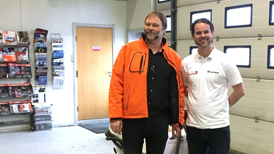 Klaus Ertmer (t.v.) i Erket og daglig leder Kristian Skjetne i Skjetne Maskin signerte kontrakt på import av kuttere og spesialmaskiner.