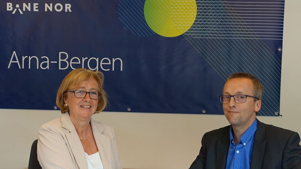 - Vi ser frem til å samarbeide med Skanska om dette prosjektet, sa utbyggingsdirektør Helga Nes i Bane Nor ved signeringen av prosjektet Arna Stasjon. Prosjektleder i Skanska, Mons Egil Lien, kvitterte på sin side med å takke for tilliten.