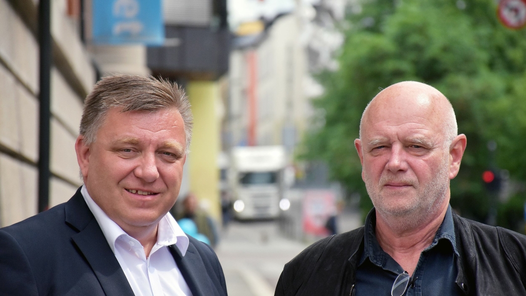 Adm. direktør i Norges Lastebileier-Forbund (NLF), Geir A. Mo (t.v.), og leder i Norsk Transportarbeiderforbund (NTF), Lars M. Johnsen, vil ha slutt på at kontroller varsles på sosiale medier.