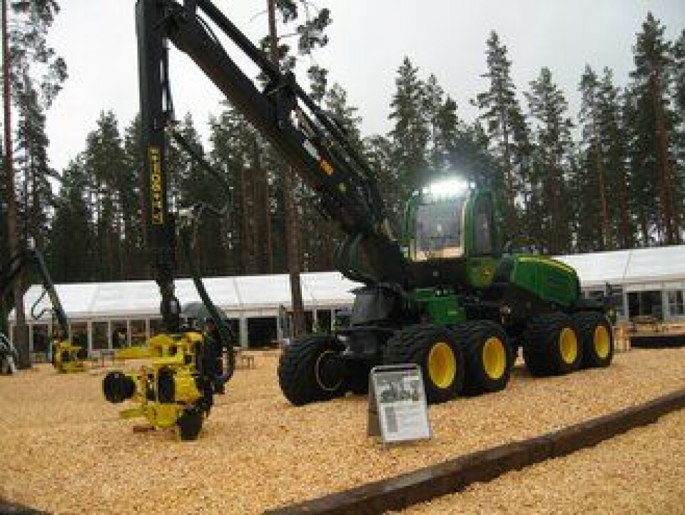 Nå tilbyr John Deere hogstmaskin 1170G (20 tonn) med 8 hjul.