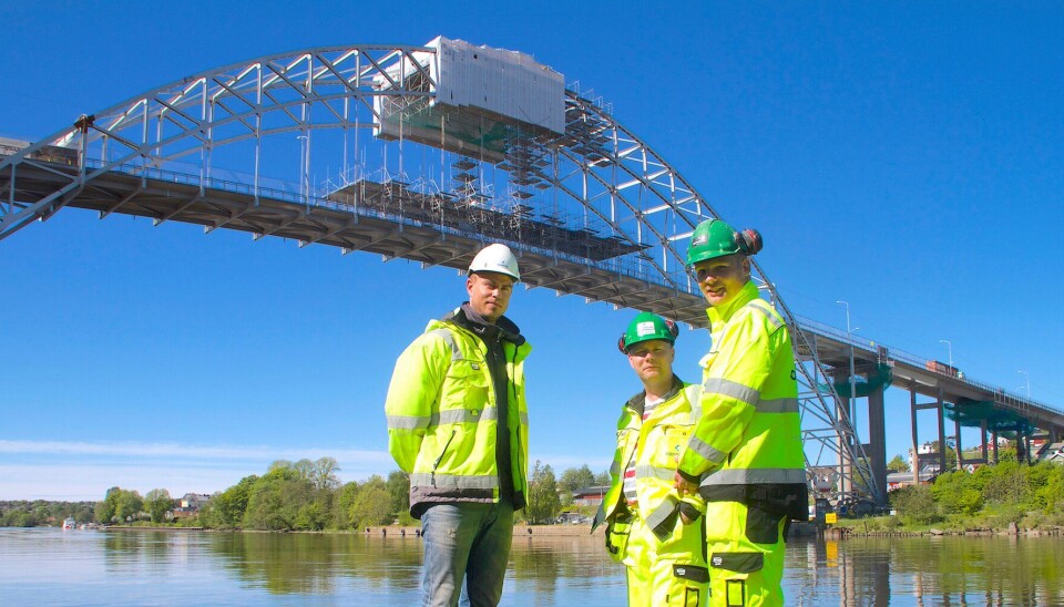 Anleggsleder Kenneth Andersen(t.v.), heltidsansatt hovedverneombud Ståle Stensland og stillasingeniør Edgaras Anuzis i Lier-selskapet Consolvo AS foran Fredrikstadbrua der rehabiliteringen er i full sving.