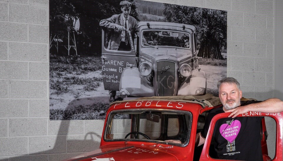 Fagleder Frode N. Børfjord foran Halvor Skøiens russebil. Bilen er en 1938-modell Austin Ten Conway kabriolet, produsert av Austin Motor Company i England, og ble brukt som russebil i Oslo i 1965.