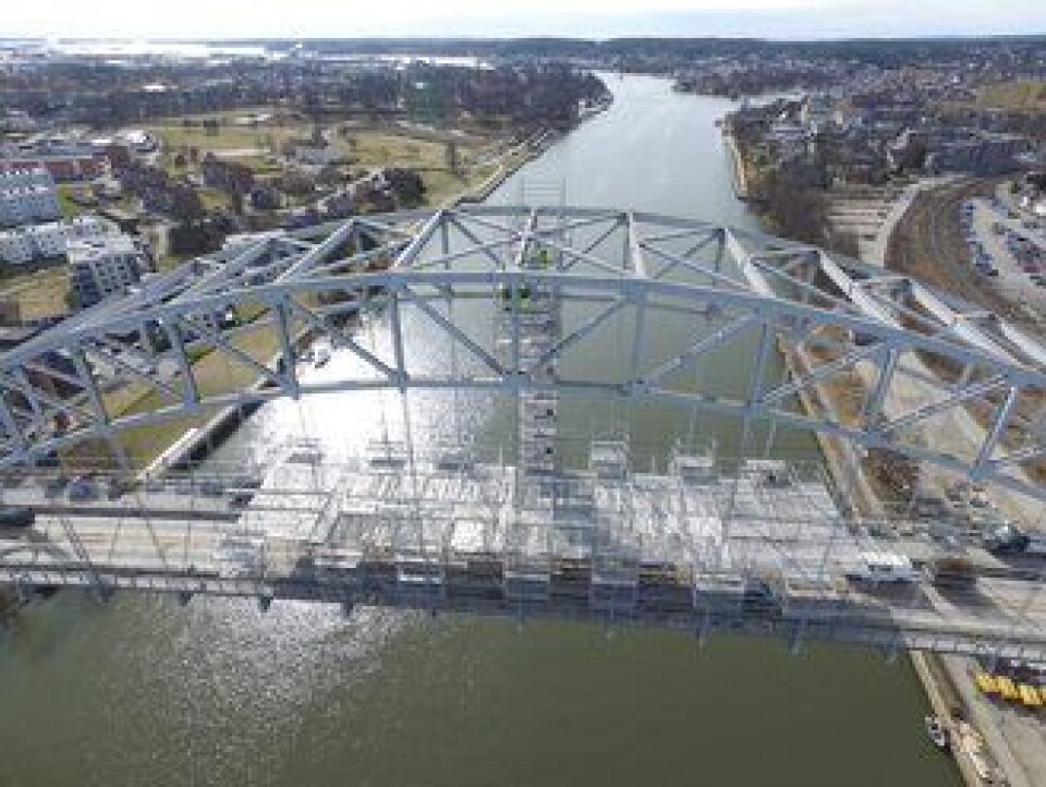 Arbeidene på Fredrikstadbrua er flyttet til midtspennet, der Consolvo-arbeiderne er i aksjon 70 meter over vannet.