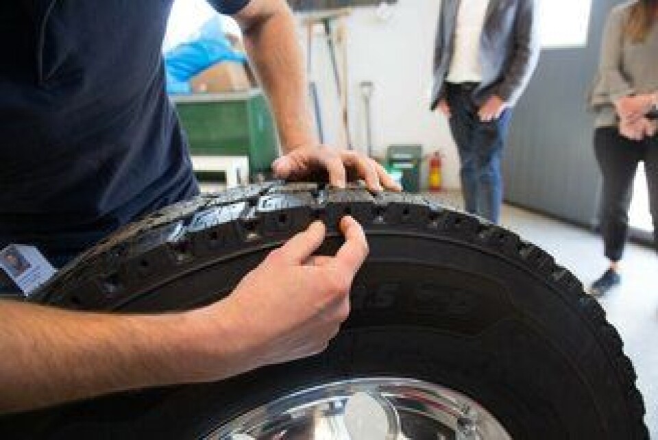 Under de øverste gummilagene ligger nye spor, som dukker opp etterhvert som dekket slites.