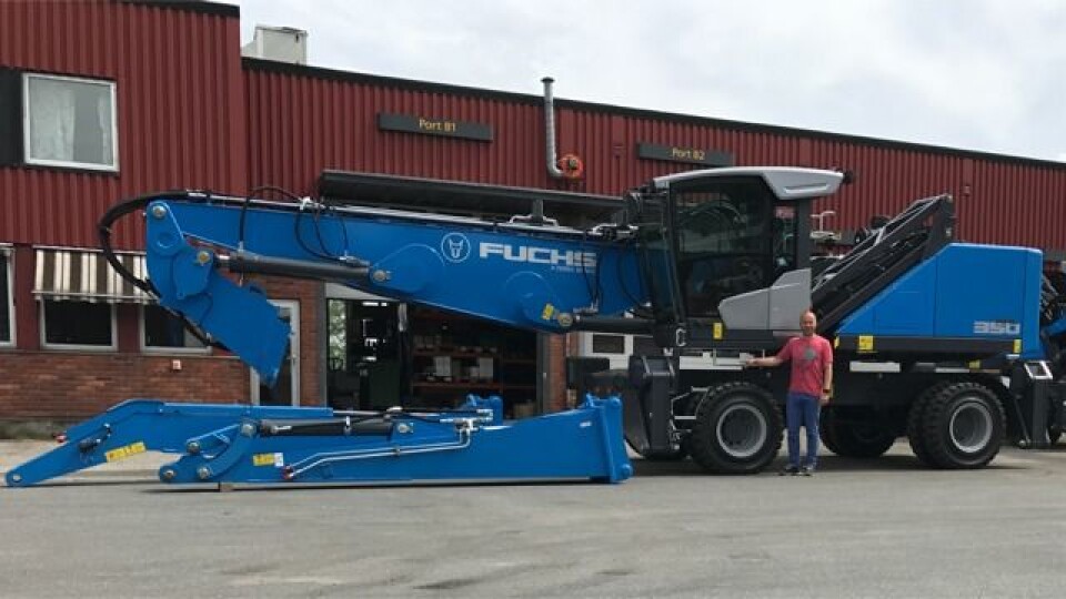 Daglig leder Claus Leite i Kiesel Skandinavia AS, som nå skal bytte navnt til Kiesel Norge AS, ved en Terex Fuchs materialhåndteringsmaskin.