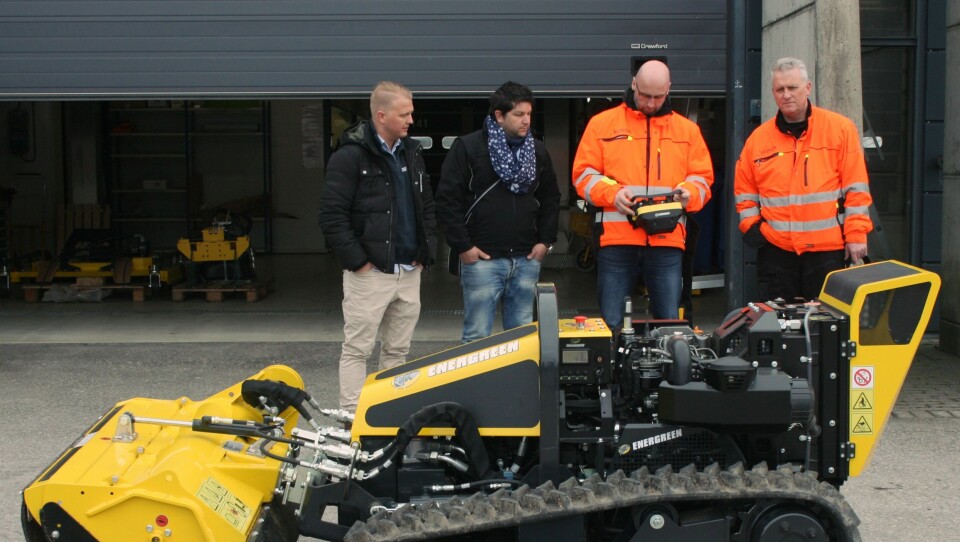 Det klødde i fingrene etter å prøve den «nyansatte» roboten for Sondre Dagfinrud og Terje Fogelstrand (f.h.) i Avinor. Preben Kjos Gabrielsen, markedssjef og prosjektleder i Maskin Importøren AS (f.v.) og Alessio Vaccaro fra Energreen viser dem hvordan den brukes.