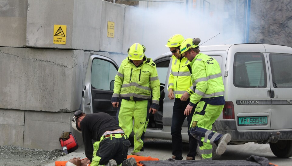 Ansatte fra Franzefoss pukkverk og NCCs asfaltfabrikk i Trondheim i full gang med å ta seg av den forulykkede under beredskapsøvelsen som nylig ble holdt på anlegget.