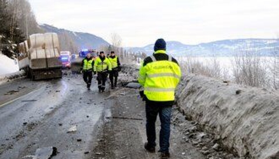 Kollegahjelpen var raskt på pletten etter ulykken og tok hånd om lastebilsjåfør Cato Mathisen. Kollegahjelpen var raskt på pletten etter ulykken og tok hånd om lastebilsjåfør Cato Mathisen.