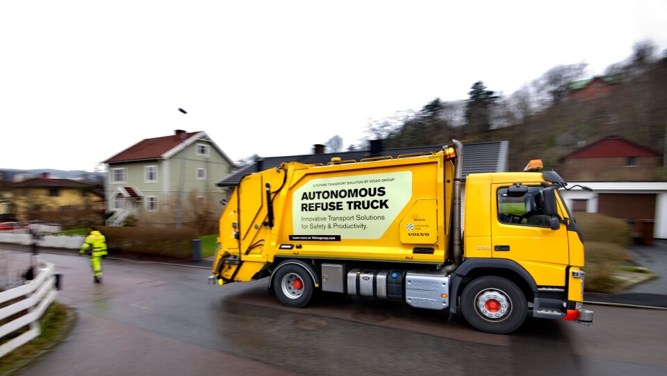 Sjåføren går i kjøreretningen, foran den ryggende lastebilen, slik at han til enhver tid har oversikt over omgivelsene.