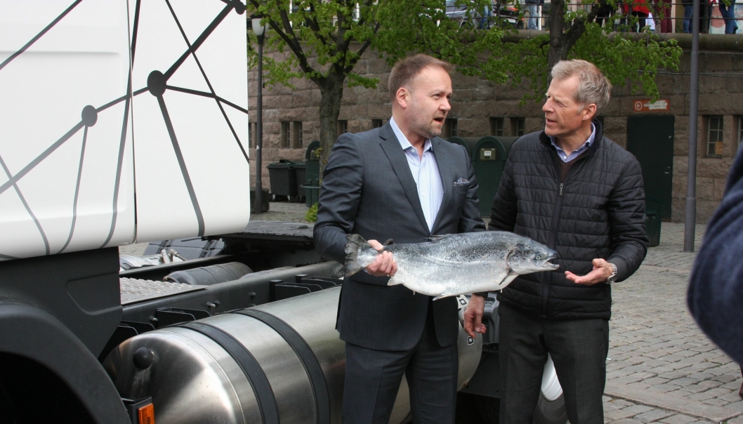 Tine skal rulle ut 30 biler som skal gå på miljøvennlig biogass, fra hovedsakelig fiskeindustrien. Her Håvard Wollan, Biokraft og Bjørn Malm, Tine.