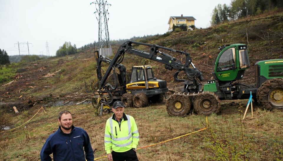 Harald Haneborg fra Brødrene Haneborg AS (t.v.) og Erland Holmgren fra Holmgren AS ved området som er avskoget. Det gule huset skal fjernes og strømledningene skal legges i bakken før det gigantiske anlegget oppføres.