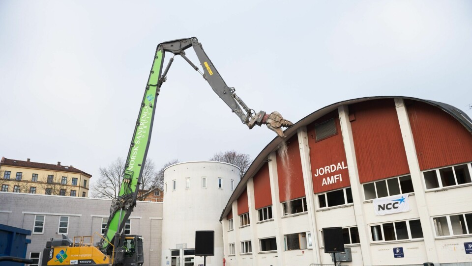 En rivemaskin fra Norsk Saneringsservice var med og markerte starten på rivingen av gamle Jordal Amfi torsdag 26. januar 2017.