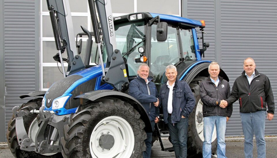 Avtalen ble beseglet på Jessheim onsdag 10. mai ved en Valtra N103H. Fra venstre: Daglig leder Ole Hveem i Akershus Traktor, daglig leder Frank Ole Sørensen i Hæhre Maskinutleie, innkjøpssjef Tom Wigdal i Hæhre Maskinutleie og markedssjef Per Ivar Hveem i Akershus Traktor.