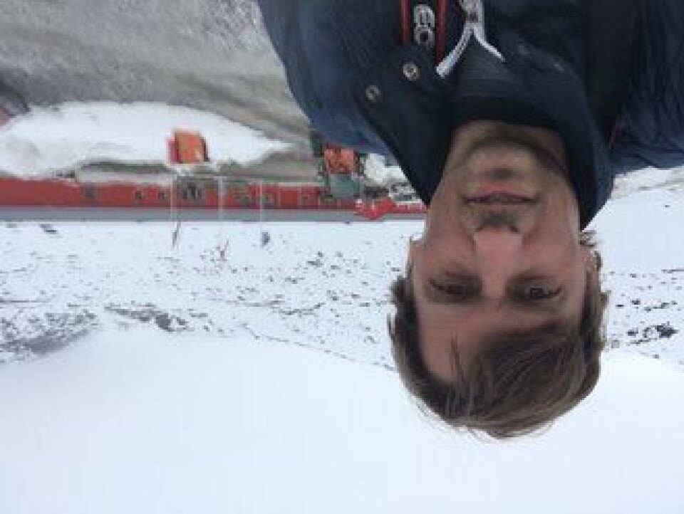VÆRFAST REPORTER: Været medførte at AT.no-reporteren ikke kom tilbake til Nuuk. Etter 20 minutters flyvning, var tåken tett og tvang oss til å snu. Dermed ble det overnatting i LNS-brakkene bak.