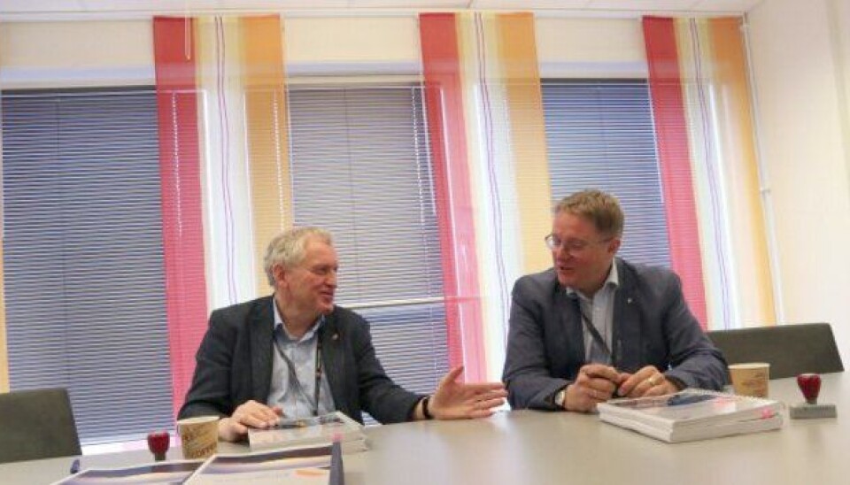 Regionvegsjef Torbjørn Naimak i Statens vegvesen og regiondirektør Arne Roald Larssen i Mesta signerte to drifts- og vedlikeholdskontrakter tirsdag 9. mai.